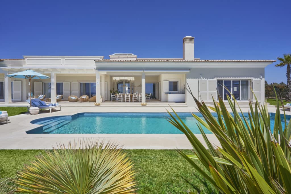Villa Algarve 07 — Guests: 12 / Bdr: 6 / Bth: 7